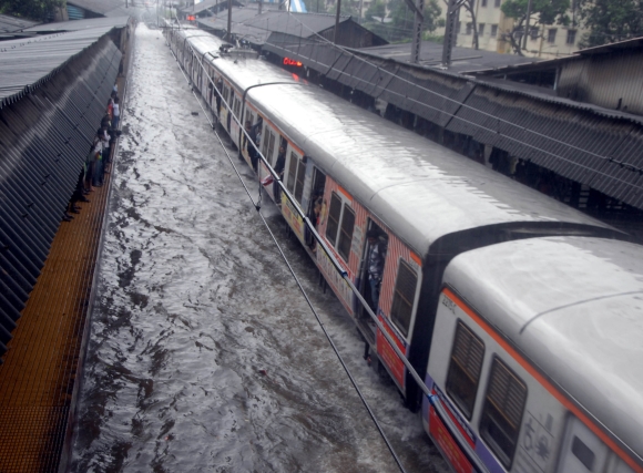 heavy-rains-flood-mumbaitrain-run-late