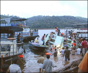 8-fishing-boats-destroyed-in-beypore