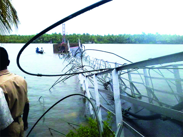 madakkal-hanging-bridge-opened-two-months-back-destroyed