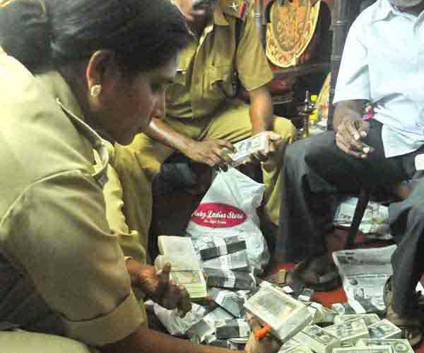 mother-and-son-arrested-for-keeping-duplicate-21-lakhs-doller