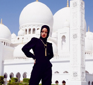 pop-star-rihanna-shown-the-door-after-photo-shoot-at-abu-dhabi-mosque