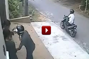 guys-in-motorcycle-threatens-the-girls-and-robs-their-jewellery-post