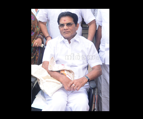 jagathy-sreekumar-fall-from-whee-chair-and-injured
