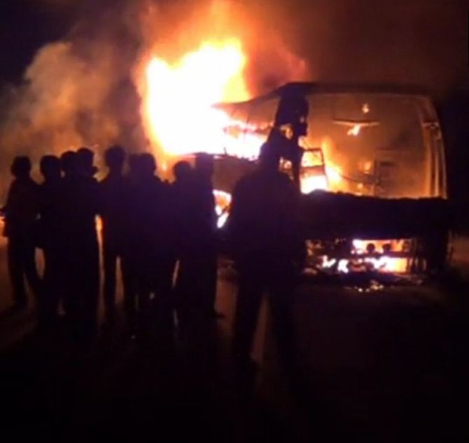 mumbai-volvo-bus-collides-with-diesel-tanker-8-dead-14-injured