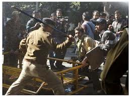 delhi-police-lathi-charge-aap-protesters-as-crowd-swells