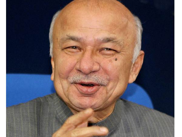 home-minister-sushil-kumar-shinde-calls-arvind-kejriwal-a-mad-cm