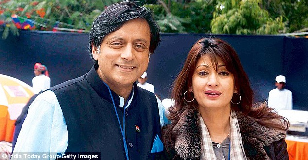 sunanda-tharoor-threatens-to-throw-drink-on-journalist