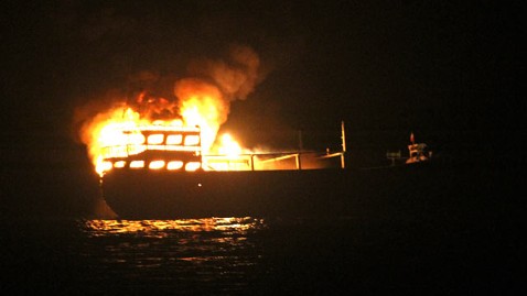 houseboat-go-up-in-flames-in-alappuzha