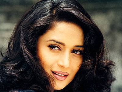 madhuri-dixit-misbehaved-at-bhopal-airport