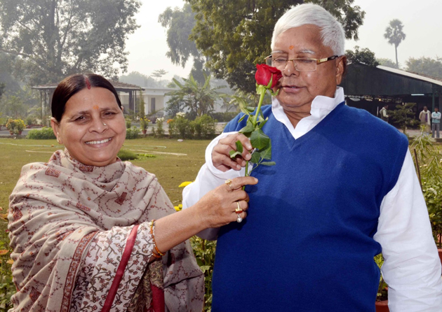 lalu-prasad-exchanged-garlands-with-wife-rabri-again