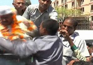 arvind-kejriwal-meets-autorickshaw-driver-who-slapped-him-gets-apology