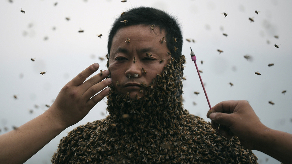 to-sell-his-honey-chinese-man-covers-his-entire-body-in-bees