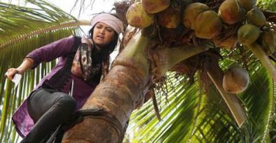mamtha-mohandas-climbing-and-plucking-coconuts-in-biju-narayanan-movie
