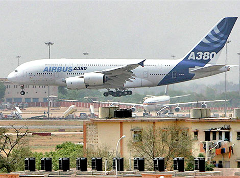 worlds-largest-passenger-aircraft-airbus-380-land-in-delhi-today