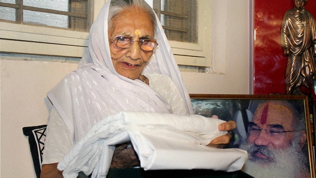 sharif-sends-sari-for-modis-mother