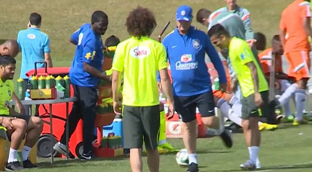 scolari-kicks-dani-alves-in-world-cup-training