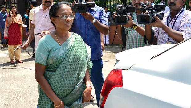 cotton-hill-school-headmistress-gave-transfer-to-model-school