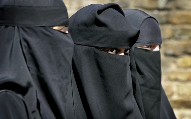 isis-warns-women-to-wear-full-veil-or-face-punishment