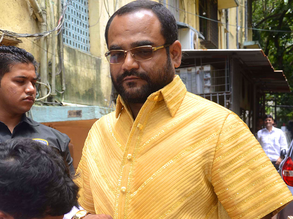 businessman-wears-shirt-made-of-gold-worth-rs-1-30-crore