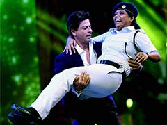 shah-rukh-khans-dance-with-woman-police-officer-draws-criticism