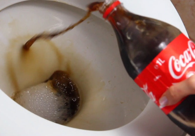 coca-cola-to-clean-a-dirty-toilet