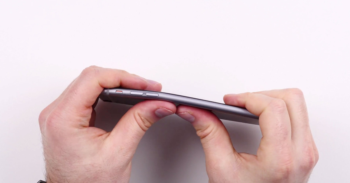 new-iphone-6-owners-complain-it-bends-after-a-few-days-in-your-pocket