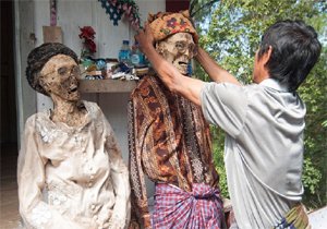 manene-ritual-cleaning-of-tanah-toraja-mummy