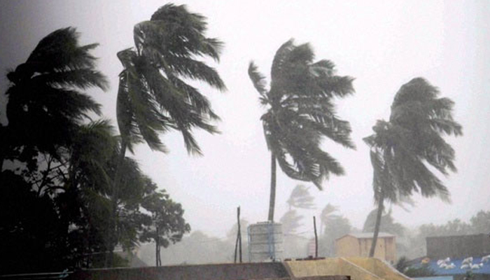 cyclone-hudhud-claims-8-lives-in-ap-and-odisha