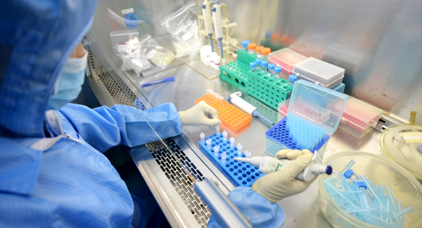 experimental-ebola-vaccine-will-be-tested-on-people-next-year