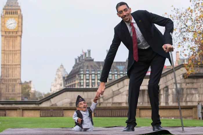 worlds-tallest-man-meets-worlds-shortest-man