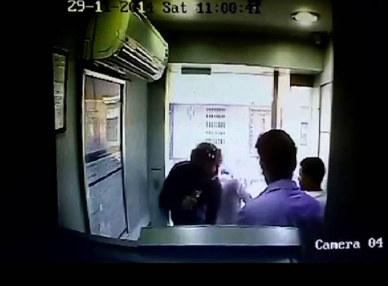 cctv-footage-of-daylight-robbery-in-atm-at-delhi