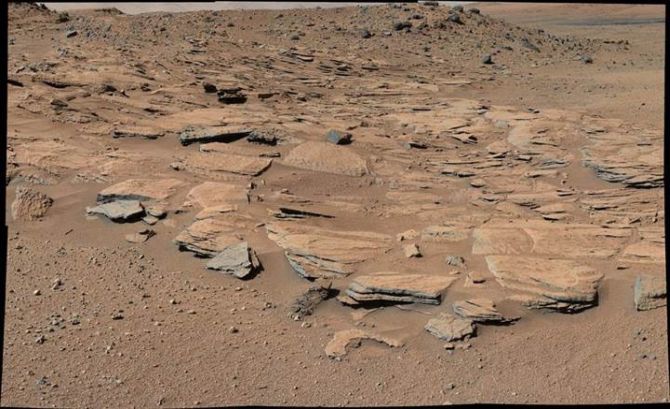 nasas-curiosity-rover-discovers-large-lake-bed-on-mars