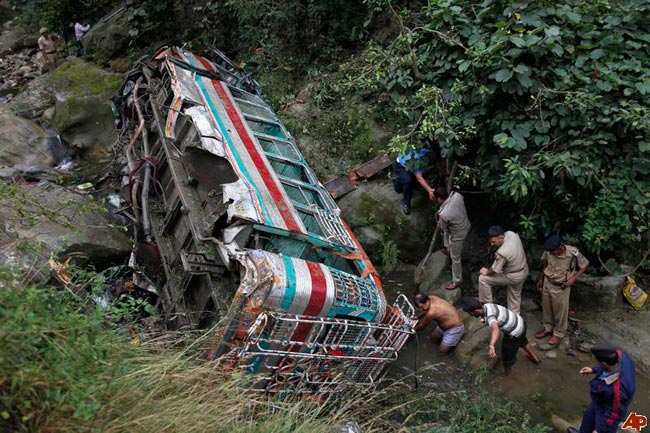 andhra-pradesh-bus-accident10-killed