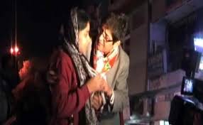 kiran-bedi-seen-gifting-necklaces