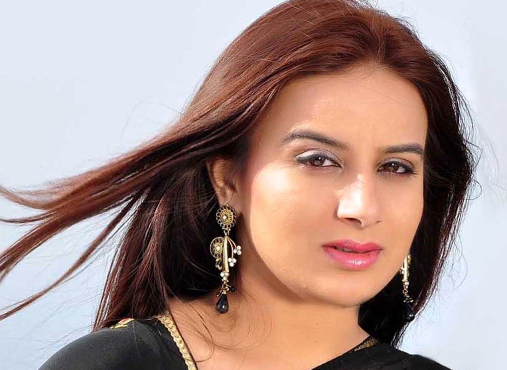 south-indian-actress-pooja-gandhi-absconding-after-car-accident