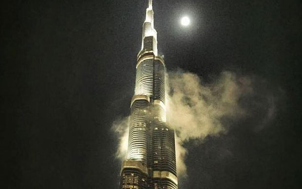 is-dubais-burj-khalifa-tower-on-fire