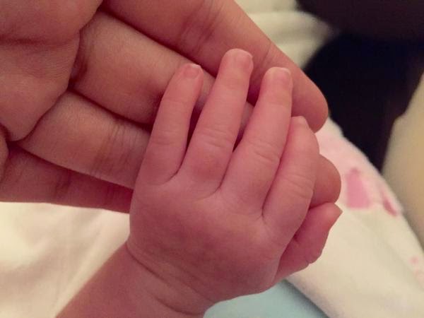 sakshi-dhoni-tweets-first-picture-of-daughter-ziva