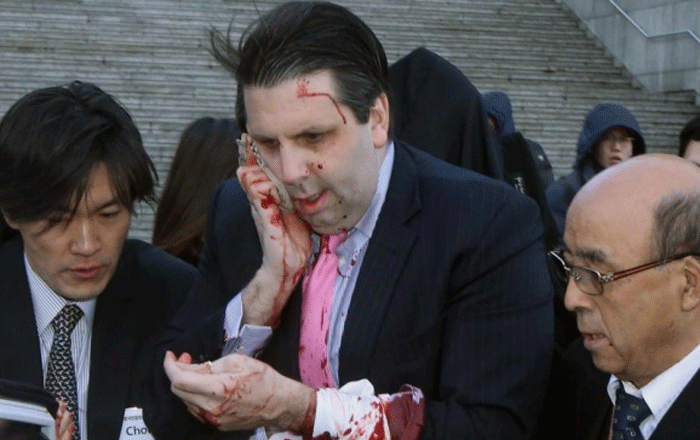 us-ambassador-to-south-korea-mark-lippert-attacked-with-razor