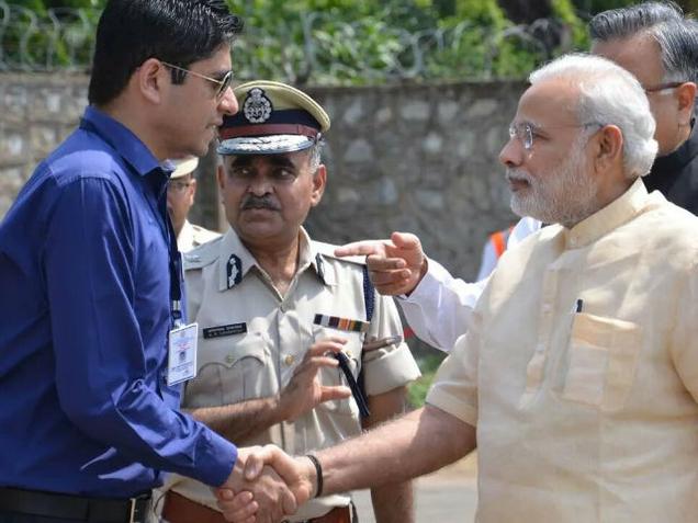 bastar-collector-warned-for-wearing-sunglasses-while-receiving-pm-modi