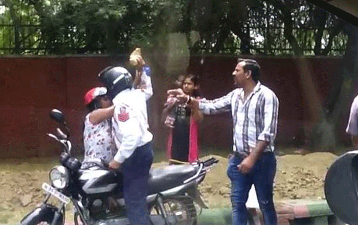 delhi-traffic-police-constable-hits-woman-with-a-brick-arreste