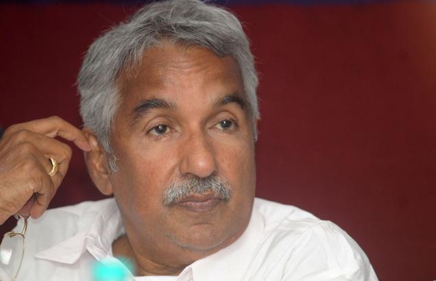 oommen-chandy-holds-mass-contact-programme-in-kollam