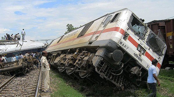 kannurkarwar-bengaluru-express-derails-no-casualty