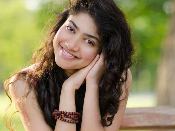 premam-fame-sai-pallavi-e-new-photos-going-viral-on-facebook