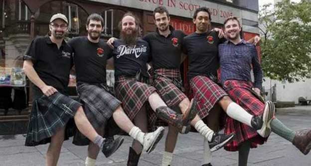 scottish-waiters-stop-wearing-kilts-due-to-constant-groping-by-women