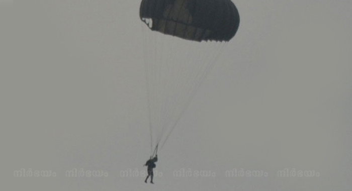 ms-dhoni-completes-first-para-jump-for-territorial-army