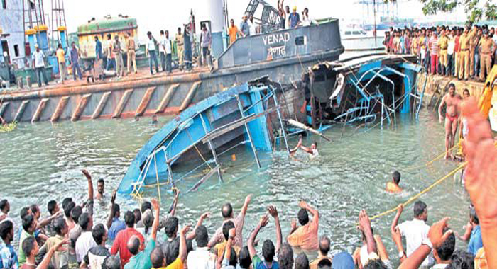 fort-kochi-vypeen-ferry-boat-collides-with-fishing-boat-7-feared-dead