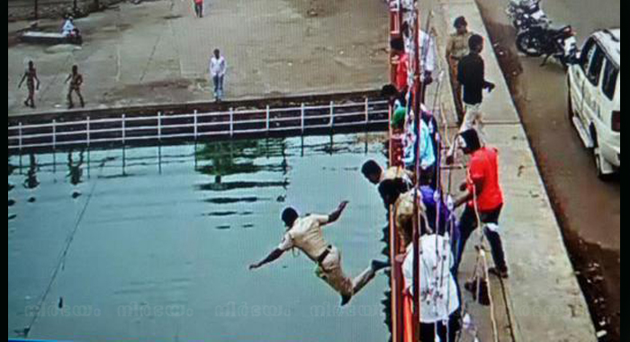 cop-takes-a-20-feet-dive-off-a-bridge-just-to-save-a-man-trying-to-commit-suicide