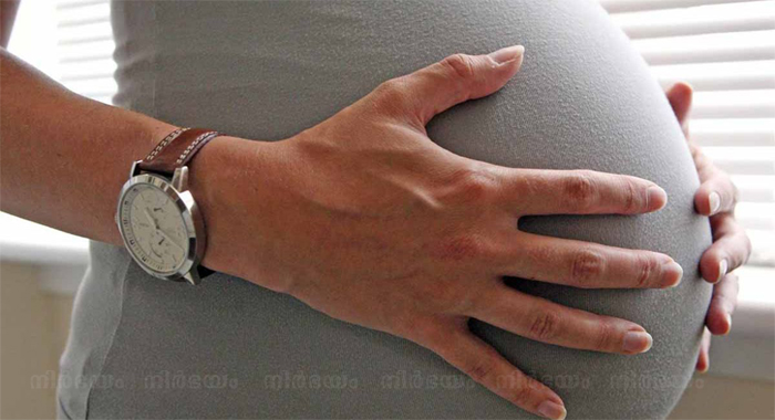freaky-moment-unborn-baby-moves-inside-pregnant-mums-tummy