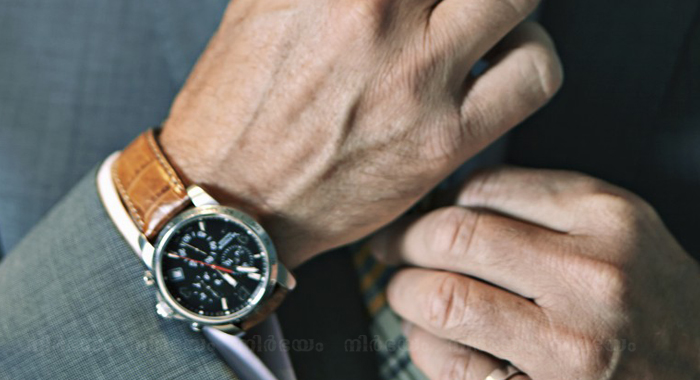 why-does-a-man-wear-his-watch-on-the-right-hand