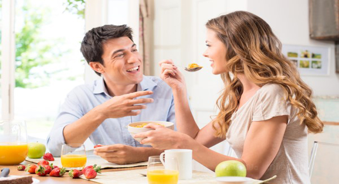study-suggests-men-overeat-to-impress-women